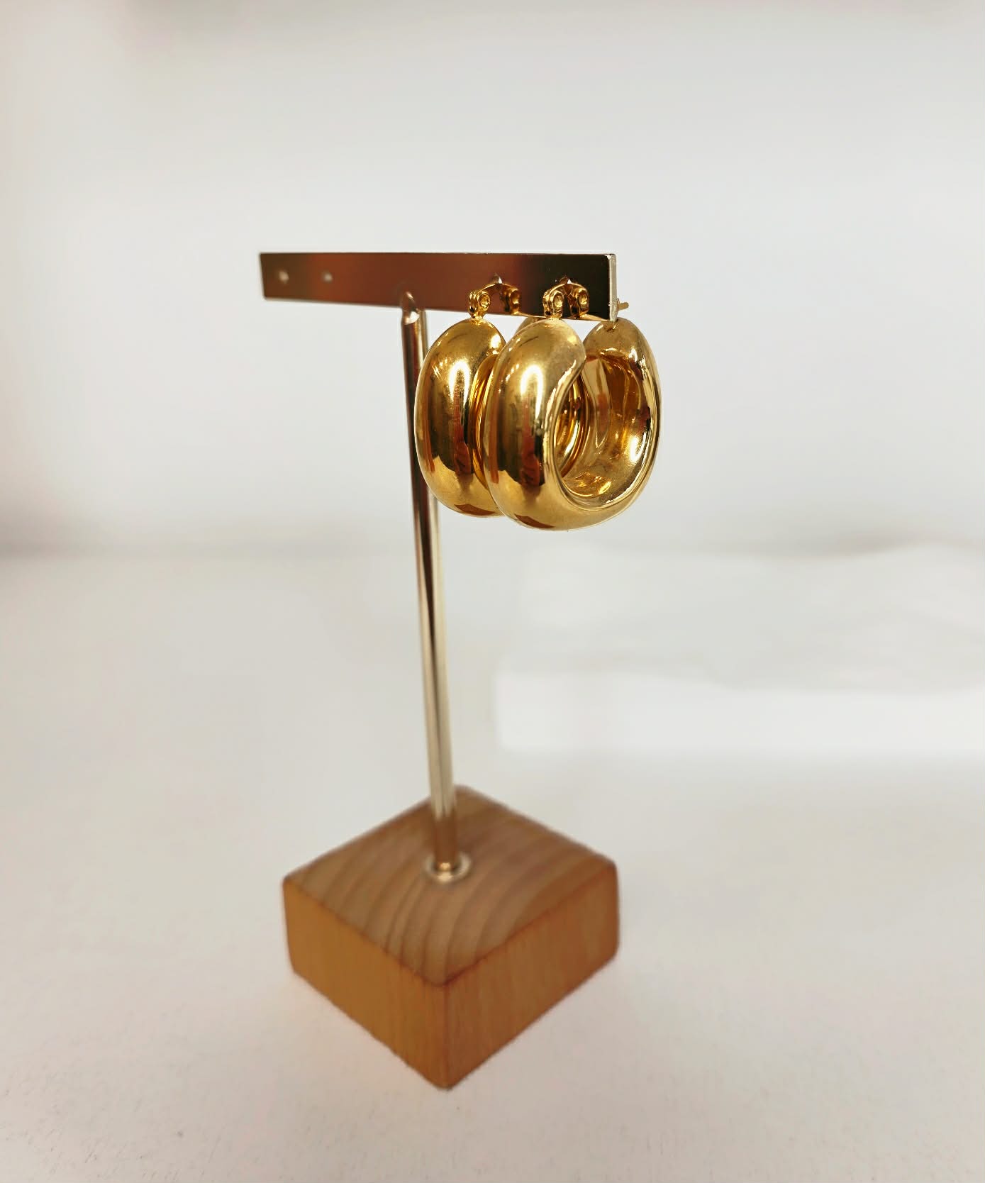Σκουλαρίκια-gold-Bold-hoop1 Σκουλαρίκια-gold-Bold-hoop