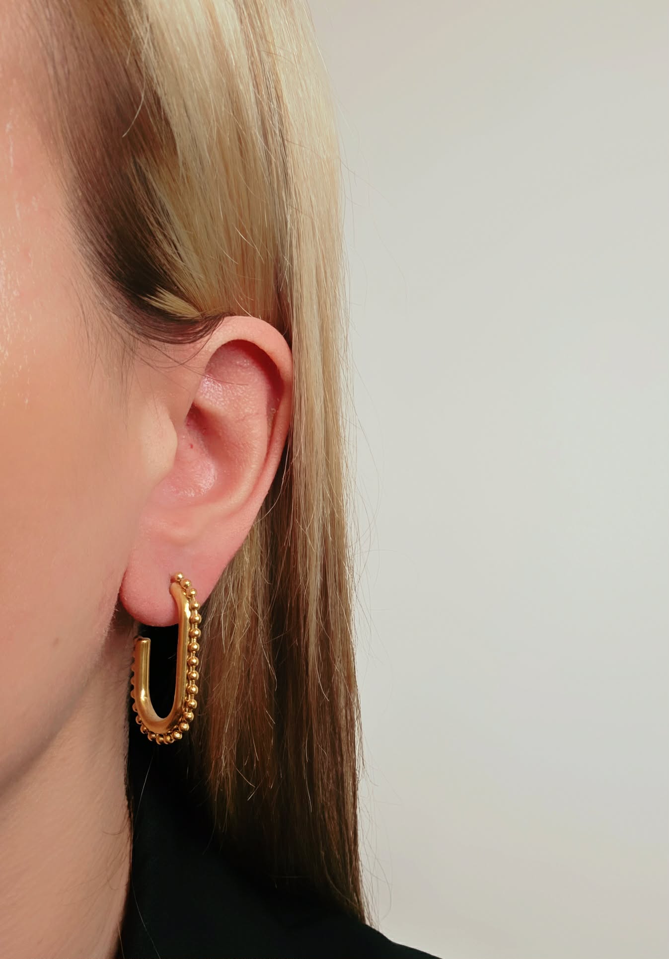 Σκουλαρίκια-gold-oval-hoop-balls